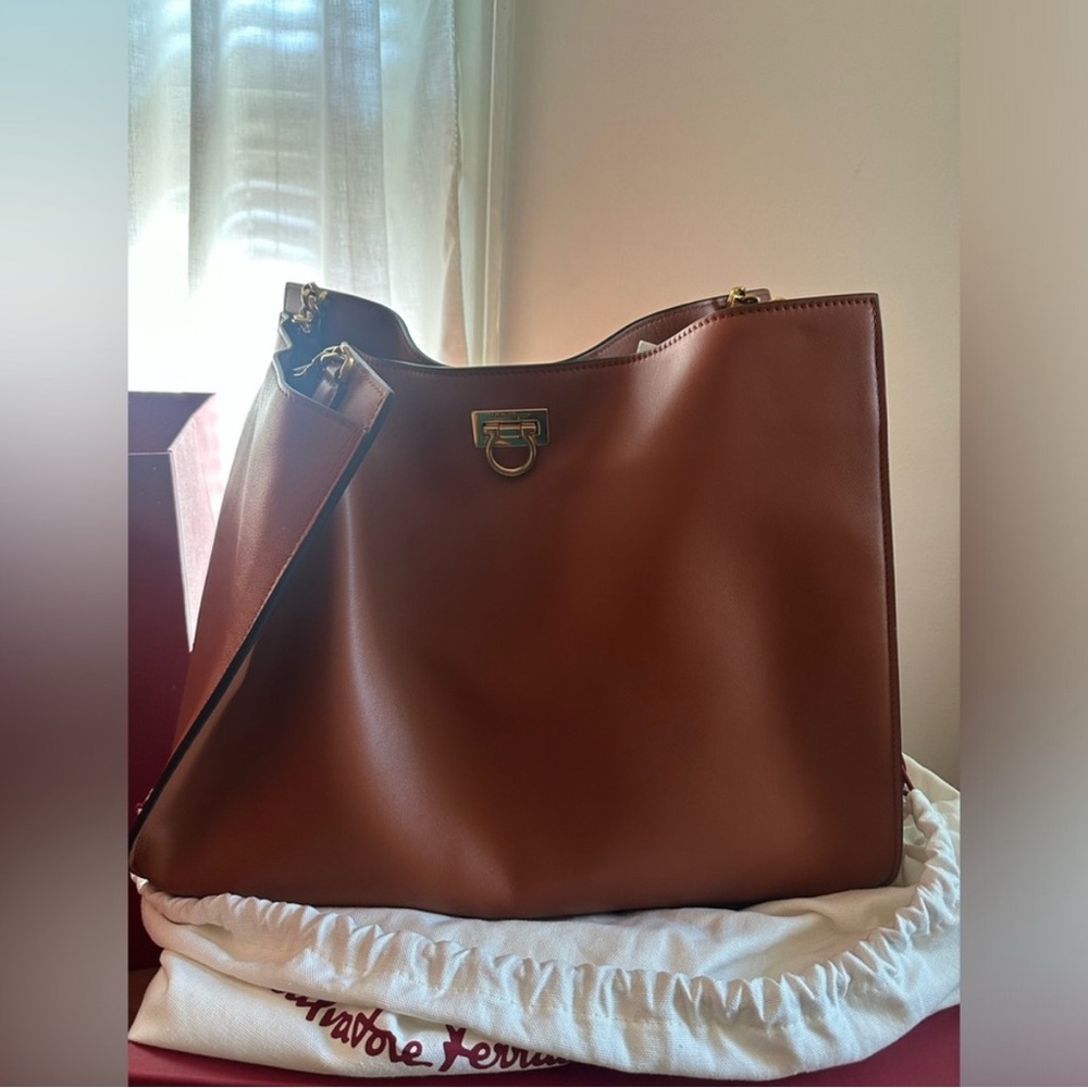 Ferragamo Trifolio Tan and Gold Shoulder Bag with Chain Strap - Picture 3 of 11